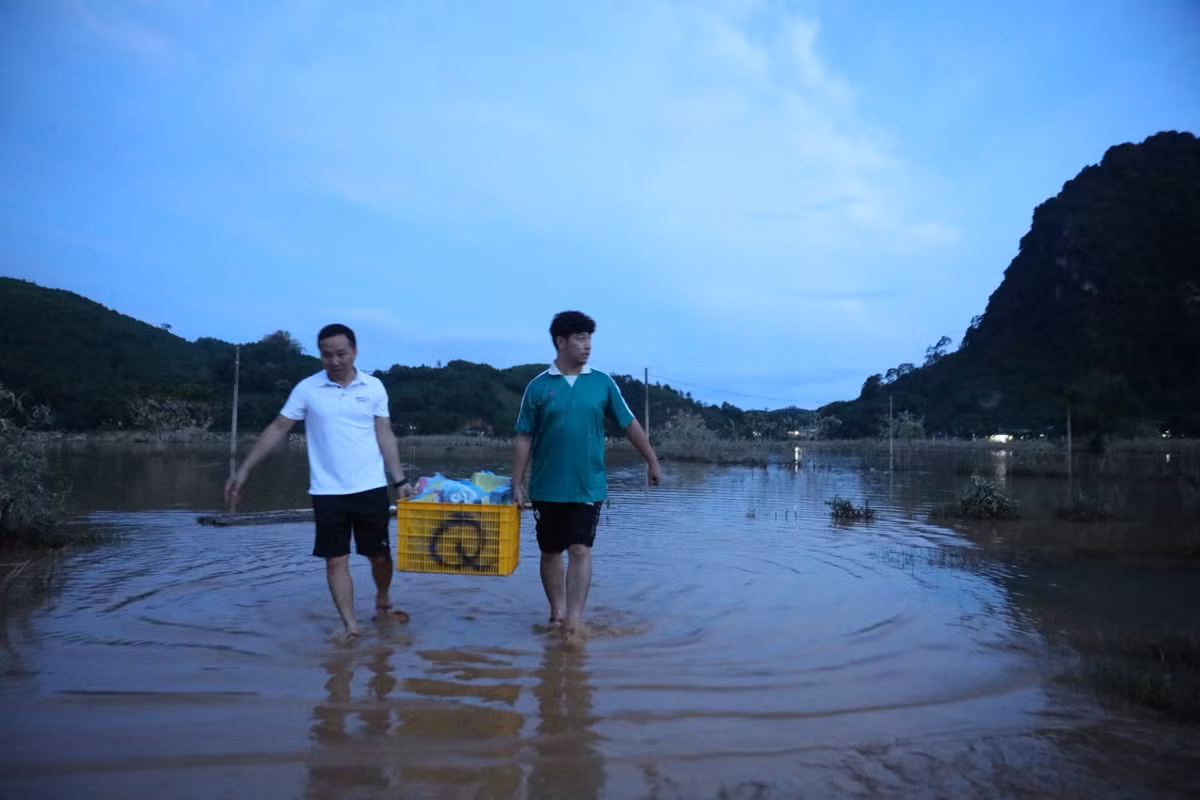 Do bị chia cắt nên việc di chuyển vào thôn 2 Thống Nhất - Hàm Yên - Tuyên Quang vô cùng vất vả.