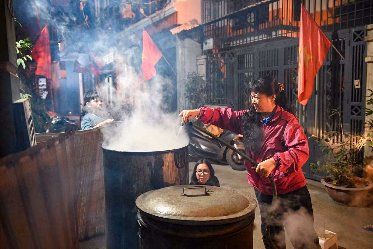 Chị Tuyền cho biết: "Khoảng 12 năm trước, tôi về làm dâu thì đã có truyền thống nấu bánh chưng ngày Tết của gia đình. Đây cũng là dịp hằng năm gia đình lại được quây quần đầy đủ nhất".