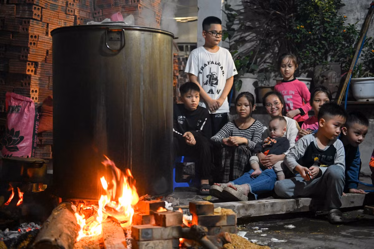 Những đứa trẻ được quây quần bên nồi bánh chưng... đây là hình ảnh khó kiếm của thời buổi hiện đại.