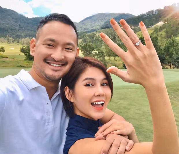 Sau màn cầu hôn với nhẫn kim cương to đùng ở Đà Lạt, MC Thu Hoài và bạn trai giám đốc Hoàng Nam đã trở thành cặp đôi được được dân tình hóng đám cưới nhất nhì hiện tại.