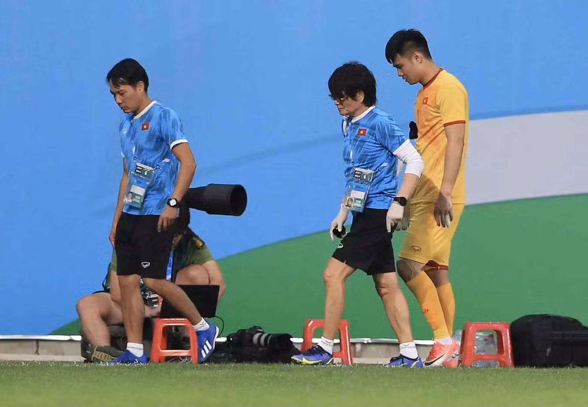 Nhìn trên phương diện khách quan, Văn Toản chỉ là nạn nhân trong bàn thua. Benjamin có đủ điều kiện từ khoảng trống đến lực chân trong khi đó thủ thành U23 Việt Nam bị khuất tầm mắt và điểm tiếp xúc đầu tiên là ngón tay thay vì lòng bàn tay.