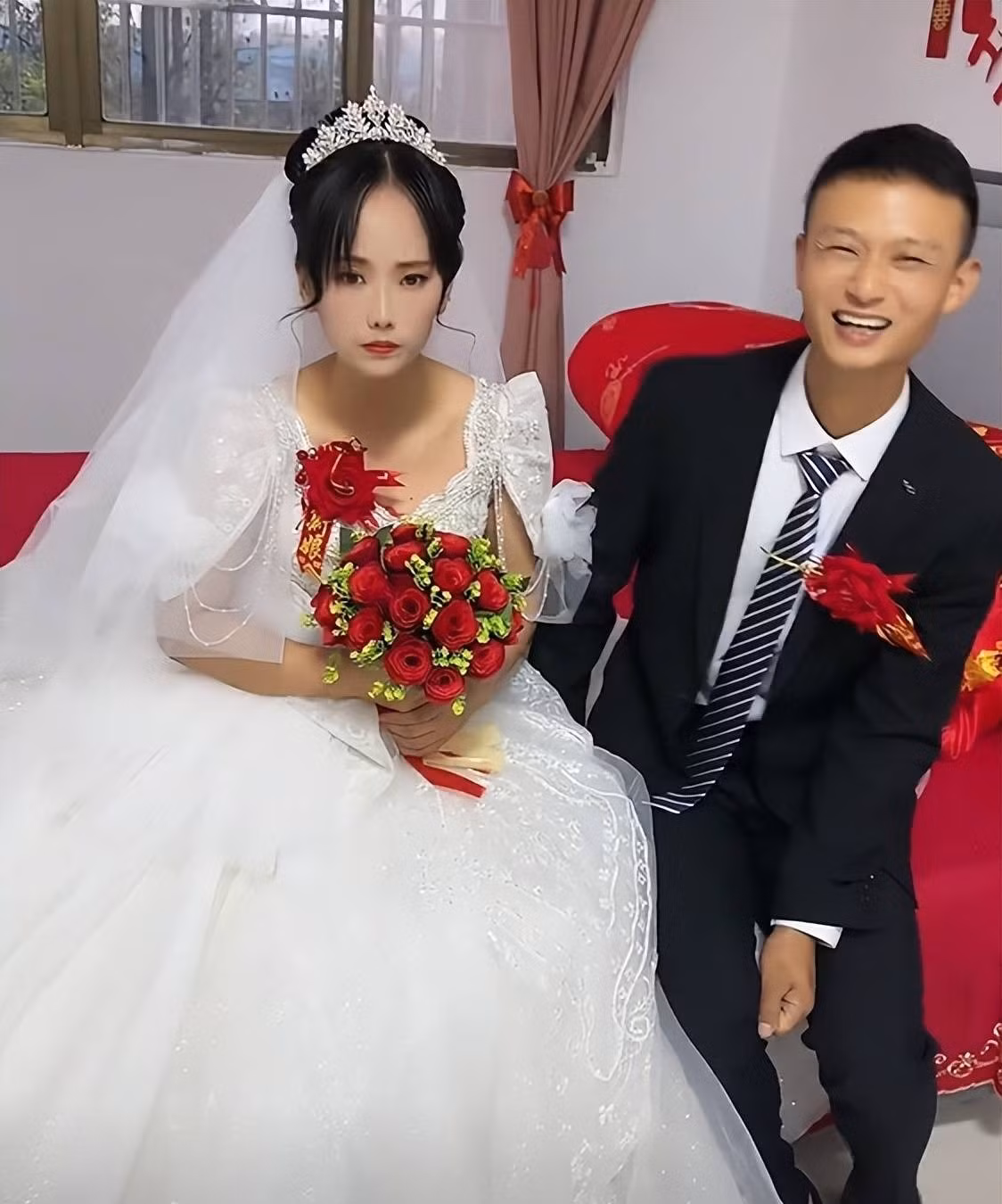 Ngay cả khi chú rể thơm lên má, cô dâu vẫn giữ nét mặt lạnh lùng, dù không tinh tế cũng nhận ra không khí gượng gạo.