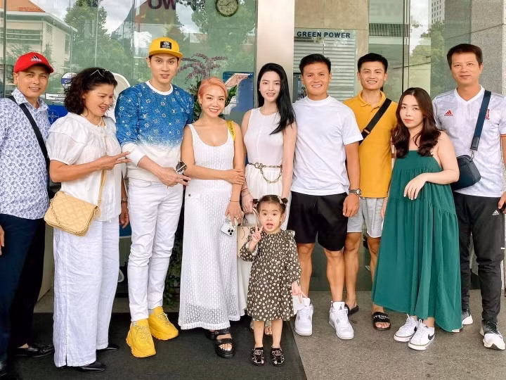 Trước đó, trong chuyến đi châu Âu thi đấu của Quang Hải, Chu Thanh Huyền cũng thoải mái chụp ảnh với nhà trai.
