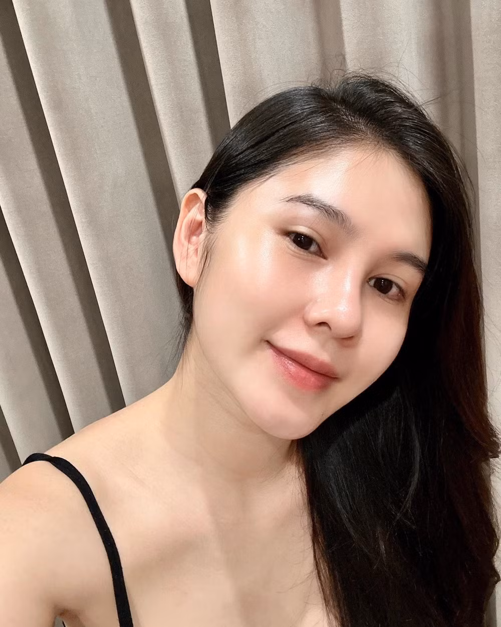 “Cuộc sống của mẹ giờ đây! Không son không phấn, chỉ có quầng thâm, nhưng không sao cả vì mẹ yêu em.” - nữ MC chia sẻ trên trang cá nhân.