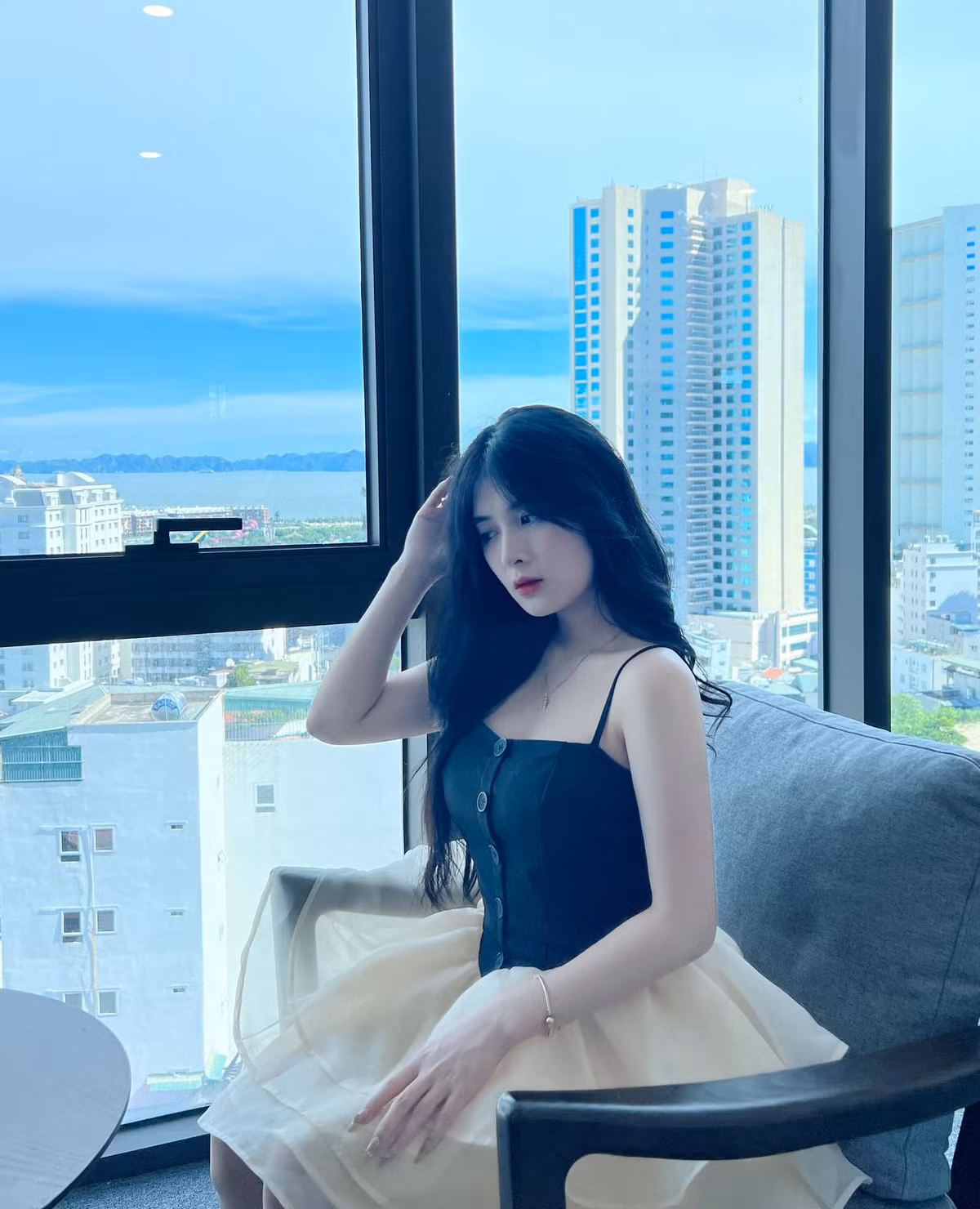 Hot girl Thanh Hóa tự tin khoe thân hình “đồng hồ cát” với vòng eo thon gọn, được điểm lên nhờ làn bụng phẳng lì.