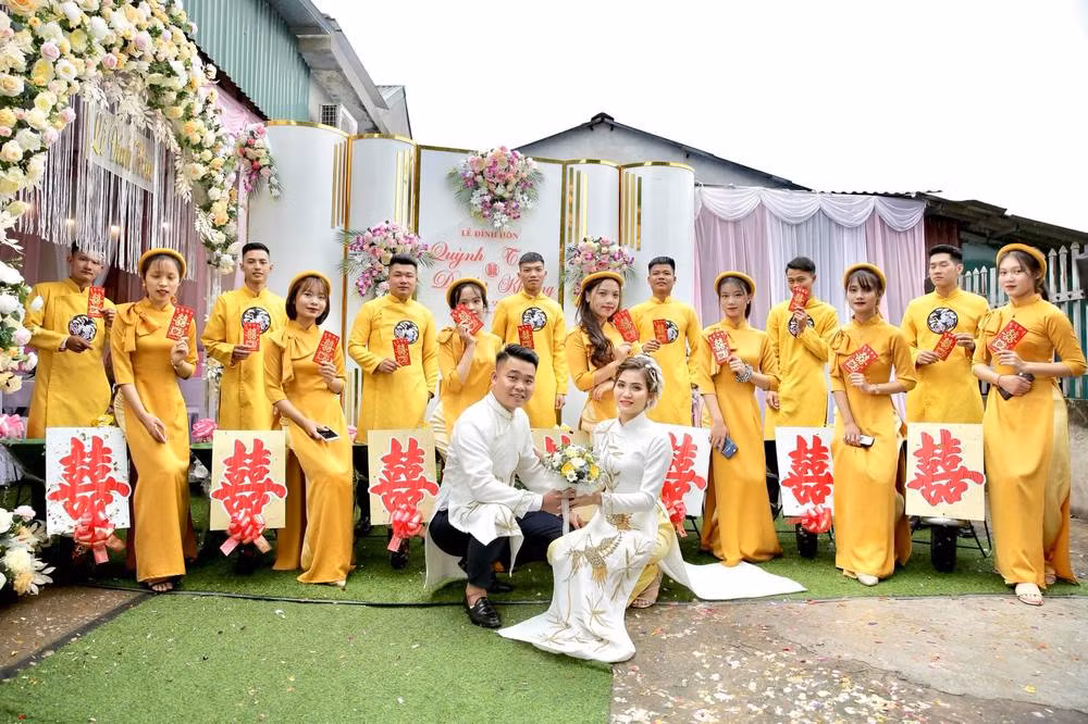 Người chia sẻ những tấm hình độc đáo này là anh Lê Duy Khắc - nhiếp ảnh gia thực hiện bộ ảnh phóng sự ăn hỏi cho chính anh Trần Khương.