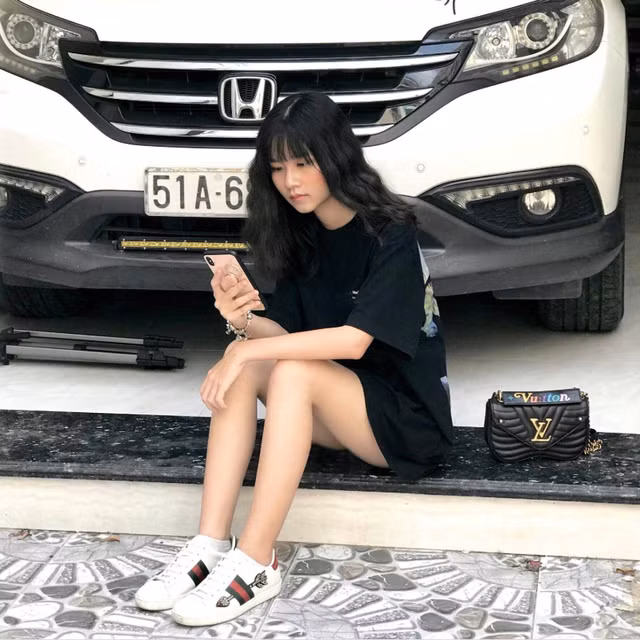 Chia sẻ bức ảnh của mình đang được dân tình chia sẻ, nữ sinh có góc nghiêng thần thánh chia sẻ: "Hôm đó em đang ngồi làm bài tập toán. Vì quên mang thước kẻ nên trong lúc vội vàng, em nghĩ ra ý tưởng mang thẻ ATM ở trong ví ra làm thước luôn cho nhanh...