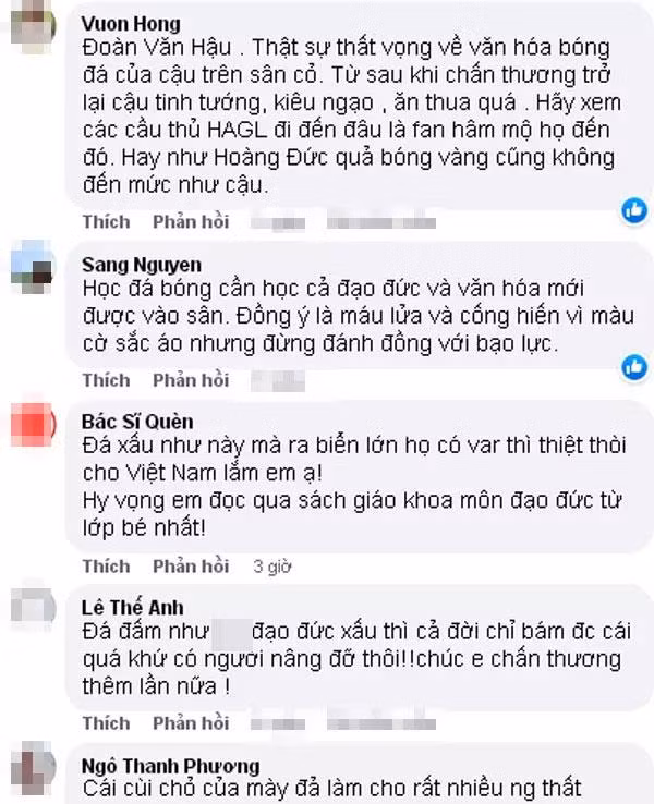 Đặc biệt, cư dân mạng còn ghi lại được hình ảnh Văn Hậu "đánh nguội" vào mặt Văn Toàn trong trận đấu giữa CLB Hà Nội và Hoàng Anh Gia Lai.