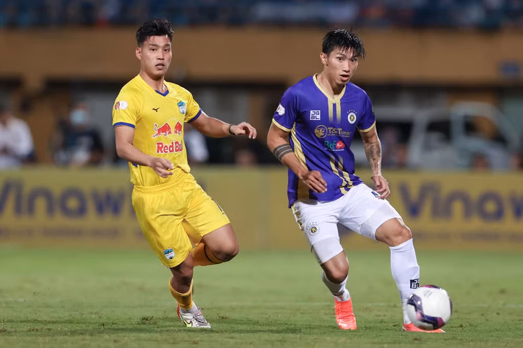 Trở về từ Hà Lan sau 1 năm thi đấu theo dạng cho mượn, chân sút Thái Bình khoác áo CLB Hà Nội - đơn vị chủ quản của 9X suốt thời gian qua.