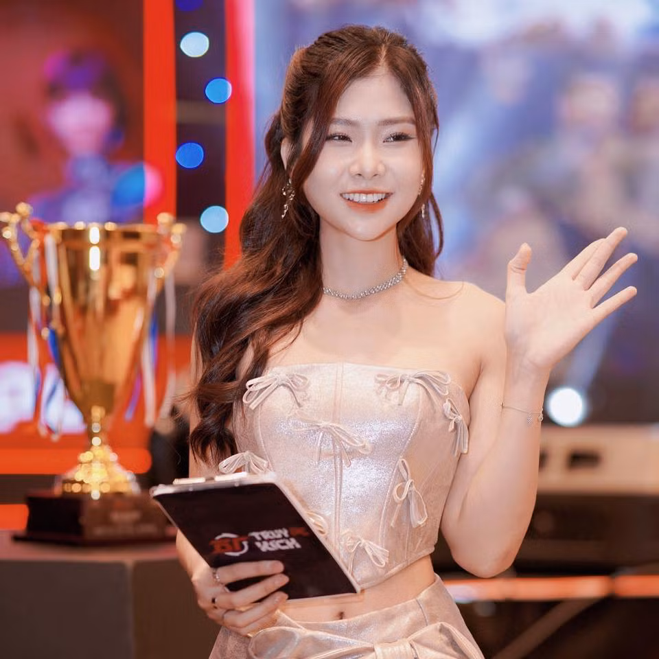 Khánh An từng tốt nghiệp ngành Quan hệ công chúng và Quảng cáo tại trường Học viện Báo chí và Tuyên truyền. Cô nàng hiện là BTV-MC tại VTVCab, dẫn chương trình "Khỏe đẹp cho ngày mới" trên kênh VTV2.