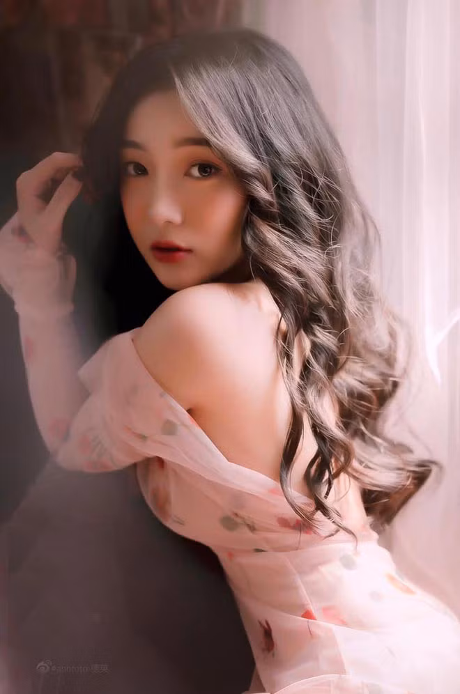 Ngoài cô giáo, Tiêu Hạ còn là người mẫu ảnh được nhiều người biết đến nhờ sở hữu nhan sắc xinh đẹp như nàng thơ cùng vóc dáng gợi cảm.