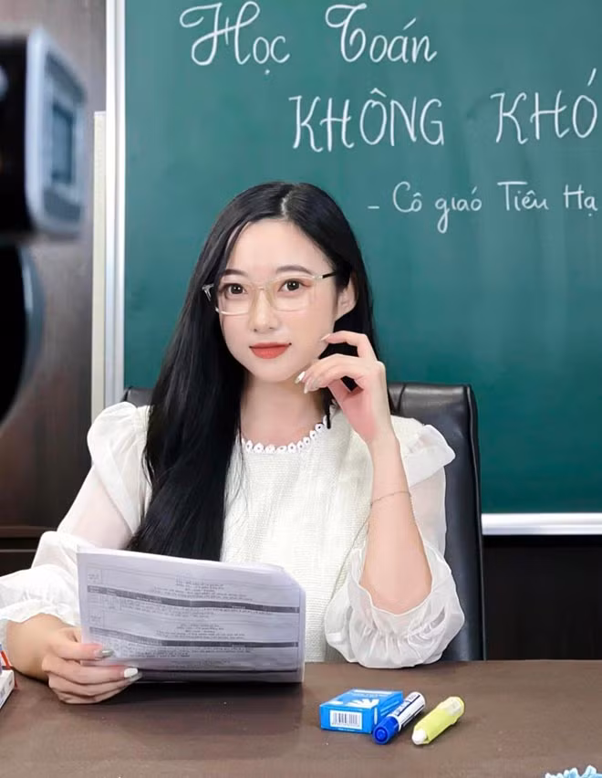 Lê Hà Phương (biệt danh Tiêu Hạ, sinh năm 1995) nổi đình đám mạng xã hội với danh xưng “ cô giáo hot girl”. Cô là giáo viên dạy Toán cấp 1 và cấp 2 tại các nền tảng giáo dục trực tuyến.