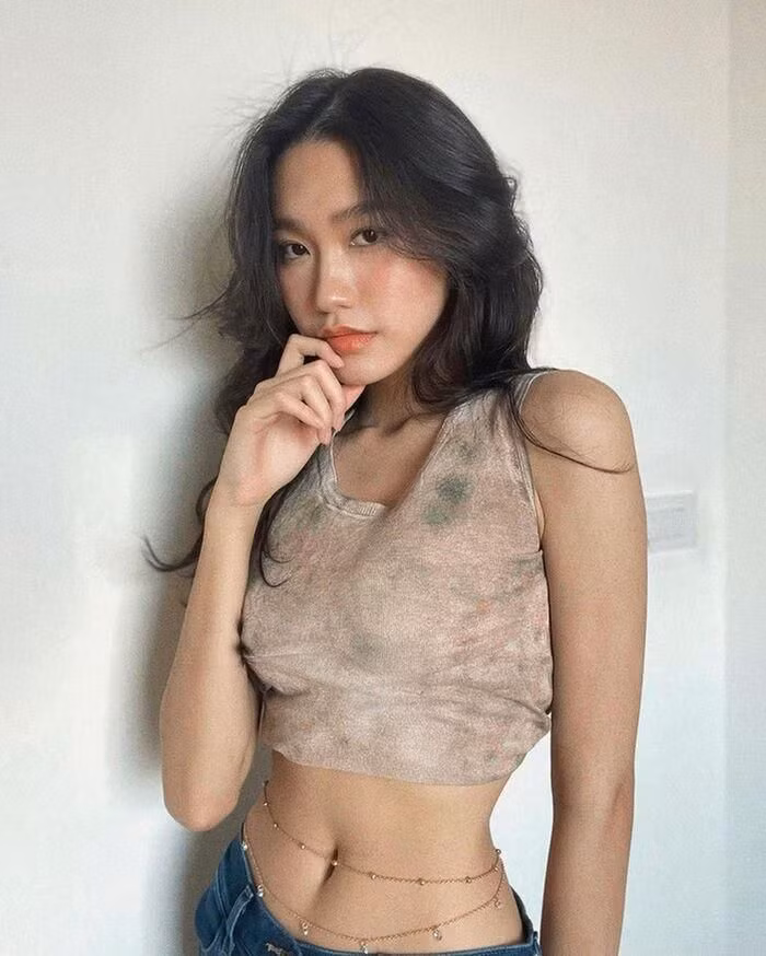 Là con gái phụ nữ với nhau, mình nên ủng hộ vì họ đang cảm thấy tự tin với vẻ bề ngoài của mình. Đó là công sức họ giữ gìn và tập luyện, kể cả coi như "khoe" đi - cũng là hoàn toàn hợp lý. Thay vì soi mói, mình hãy cùng phát triển bản thân, trưởng thành hơn nha. Chúc em luôn vui". Top 10 Hoa hậu Việt Nam 2020 cho biết thêm.