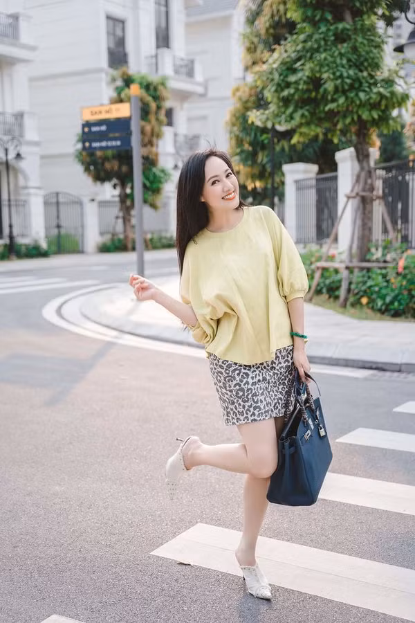 Hình ảnh những chiếc túi hiệu đến từ các thương hiệu đắt đỏ như Chanel, Dior, Louis Vuitton, Hermes…liên tục xuất hiện bên cạnh BTV Hoài Anh từ trong đời thường đến các sự kiện.