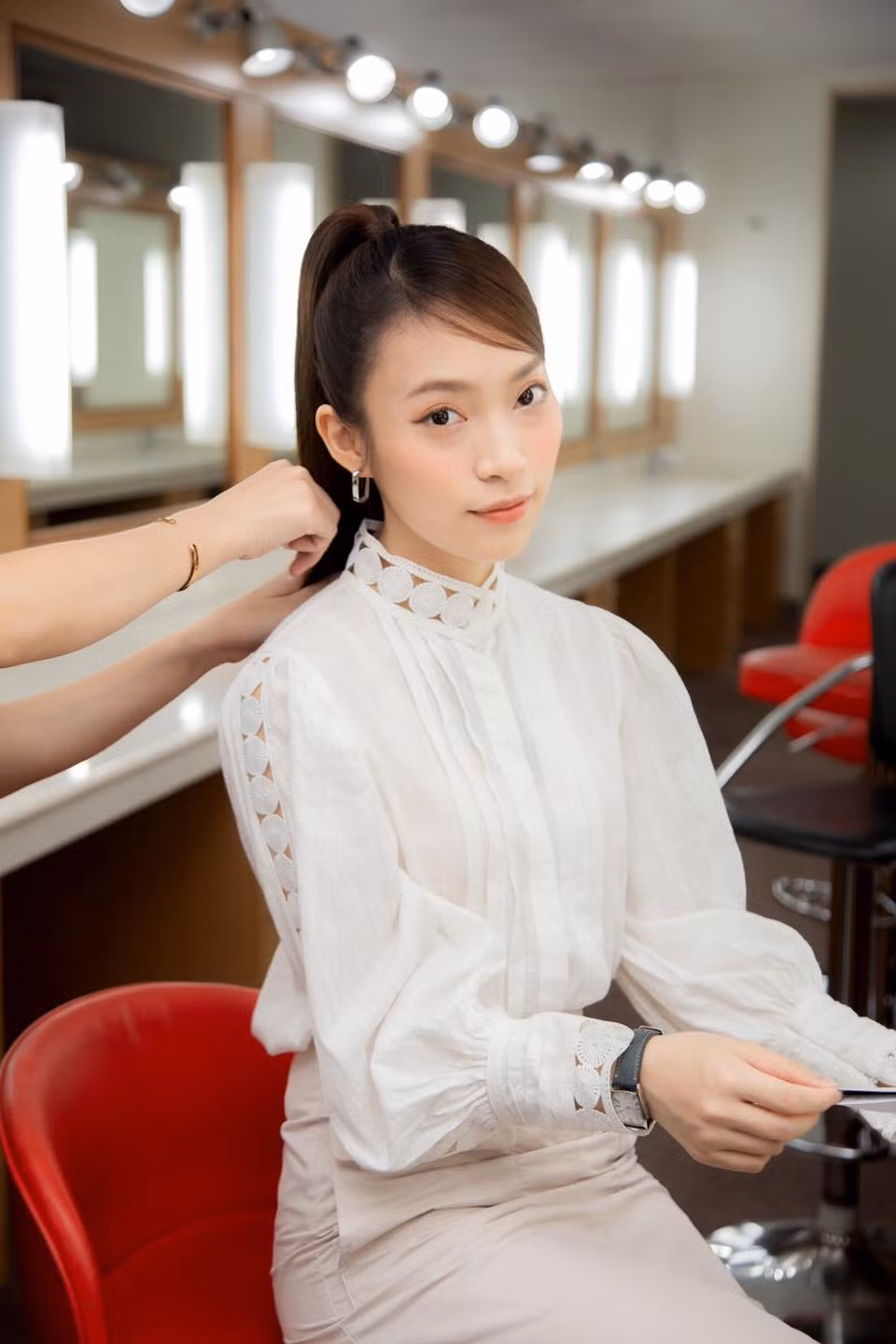 Hơn nữa, có thể trang phục mà Khánh Vy mặc trong chương trình là do stylist của chương trình chứ không hoàn toàn là do cô nàng lựa chọn.