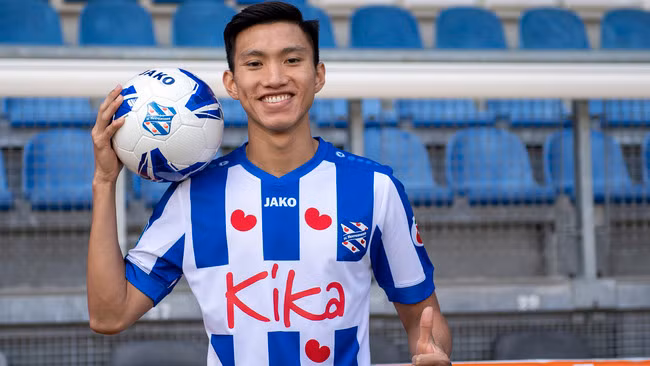 Tháng 9/2019, NHM bóng đá Việt Nam vui mừng ra mặt khi thông tin Đoàn Văn Hậu được CLB SC Heerenveen của Hà Lan mượn với bản hợp đồng 1 năm.