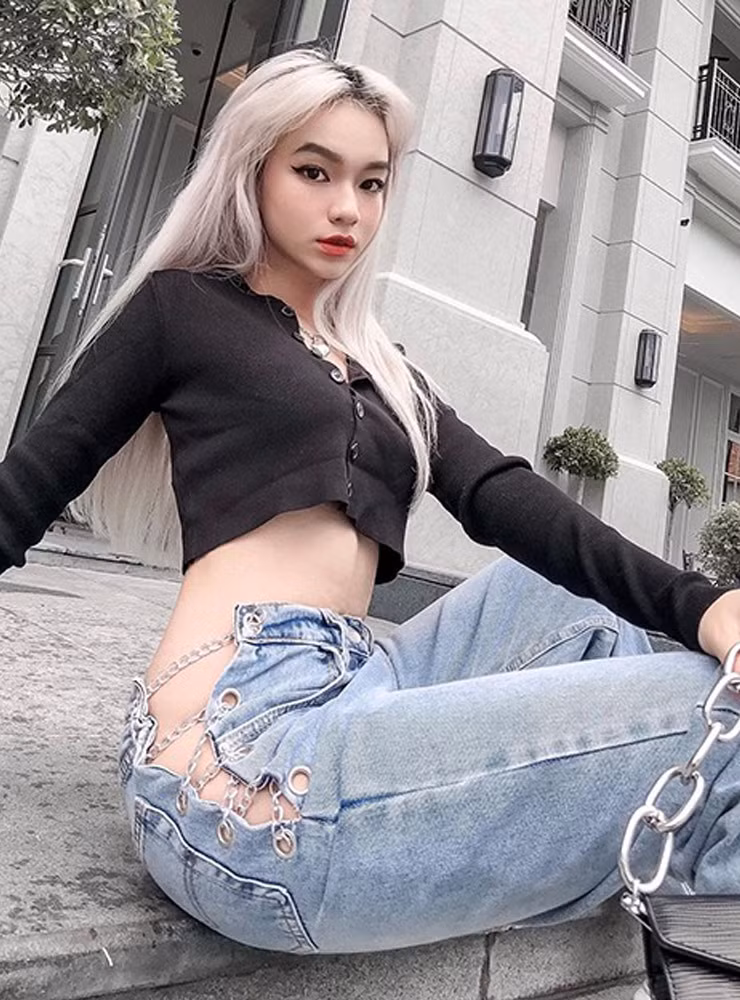 Mốt quần jean khoét hông được lấy cảm hứng từ xu hướng “đuôi cá voi” từng khiến các fashionista thế giới “điên đảo”.