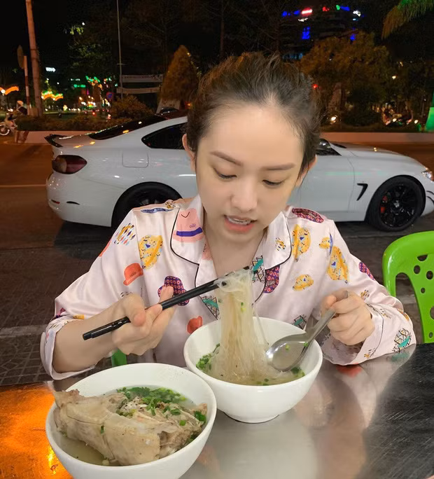 Nhưng cũng chẳng thành vấn đề cho lắm vì Thúy Vi chọn diện đồ bộ ở nhà chứ chẳng phải trang điểm cầu kì gì mà sợ ướt với bẩn.