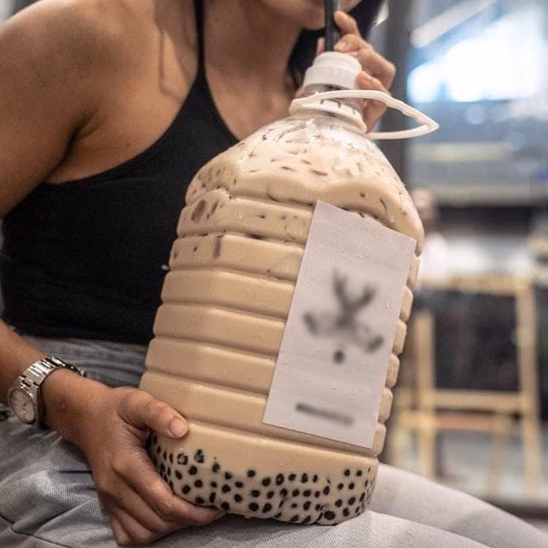 Mới đây trên mạng xã hội đã xuất hiện một cốc trà sữa size XXXXL "siêu to" có thể làm hài lòng những cô nàng khó tính nhất.