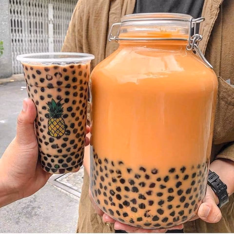 Hàng loạt những "comment", "tag" tên rủ những người chị em cùng chí hướng đi thưởng thức ngay cốc trà sữa "siêu to khủng lồ".
