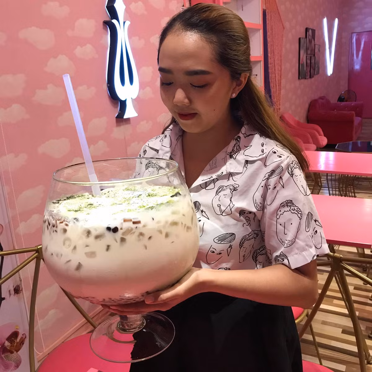 Trước đó, cũng có rất nhiều loại trà sữa "big size" đã được chia sẻ rầm rộ làm nhiều người lũ lượt kéo nhau đi thưởng thức.