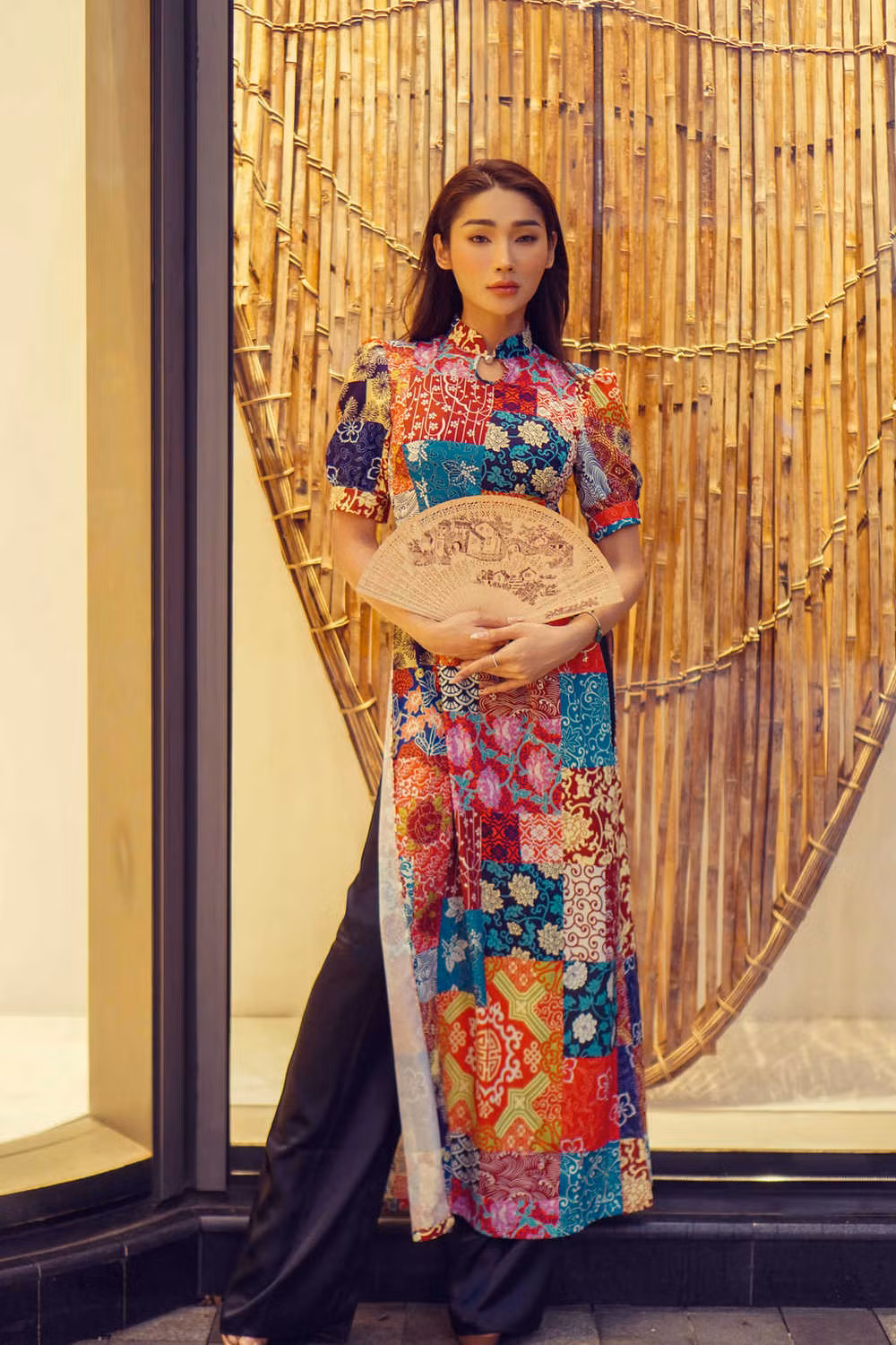 Khi còn bé, chính bố là người khiến cho Bella tổn thương khi chỉ trích cô nàng và mẹ. “Sinh con kiểu gì mà kỳ cục quá. Con trai không ra con trai, con gái không ra con gái. Bà nhìn xem có được không? Tôi không thích”, đó là lời mà bố của Bella Snow từng nói với mẹ của cô. Và mãi cho đến sau này, ông mới hiểu và chấp nhận sự lựa chọn của con mình.