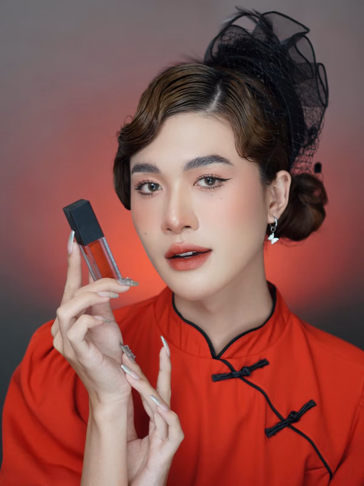  Beauty Blogger Yul Daily tên thật là Phạm Hoài Linh, sinh sống và làm việc tại TP.HCM.