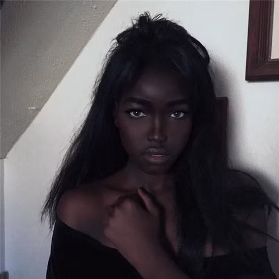 Dù khá buồn nhưng Lolita học được cách bỏ ngoài tai những lời chỉ trích vô lý và luôn giữ thái độ lạc quan, tự tin với vẻ đẹp trời cho của mình.