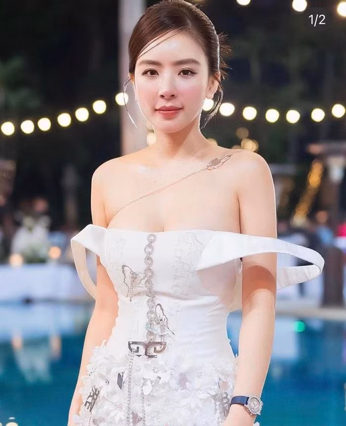 Mới đây, trên các fanpage trên mạng, hình ảnh cô gái xinh đẹp "lên đồ" lồng lộn đi ăn cưới và bị nhầm là cô dâu thu hút được sự chú ý của nhiều người.