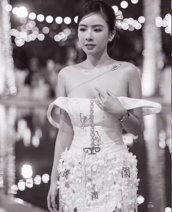 Ngay sau khi những bức ảnh gái xinh bị nhầm là cô dâu khi lên đồ đi ăn cưới được đăng tải, danh tính cô nàng cũng được netizen. Tưởng ai xa lạ, hoá ra chỉ cần vài cái lướt nhiên người đã nhận ra đây không ai khác chính là hot girl đình đám Phương Bora.