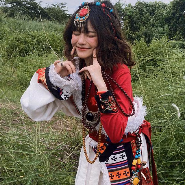Đàm Minh Ngọc là cái tên không còn xa lạ gì với nhiều netizen. Gái xinh GEN Z này được biết tới là em gái nữ streamer, Youtuber và người mẫu ảnh Linh Ngọc Đàm.
