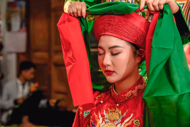 Trước ý kiến cho rằng hiện nay các cô đồng, cậu đồng nổi lên ngày càng nhiều nhờ việc lên đồng để được nổi tiếng, Bảo Ngọc đã chia sẻ quan điểm riêng của mình.