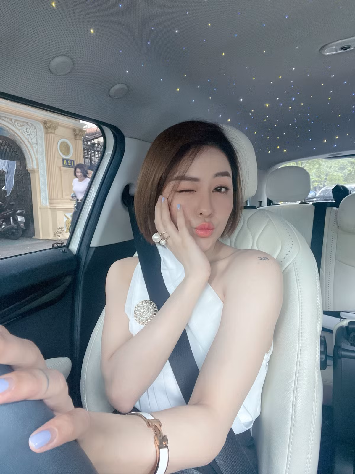 Bỏ lại những ồn ào và guồng quay công việc, hot girl Trâm Anh thời gian gần đây rất chăm chỉ khoe vóc dáng của mình lên trang cá nhân.