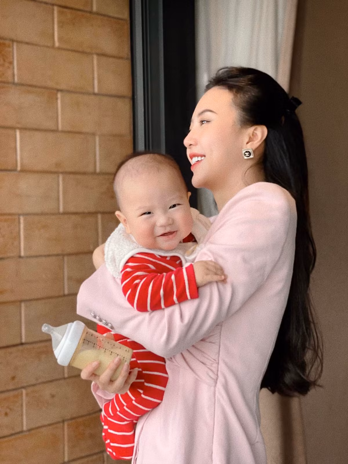 Dưới phần bình luận, Vũ Ngọc Châm nhận được rất nhiều lời chúc mừng của mọi người. Bạn bè cũng khen cô hợp bầu, đẻ xong càng xinh hơn.