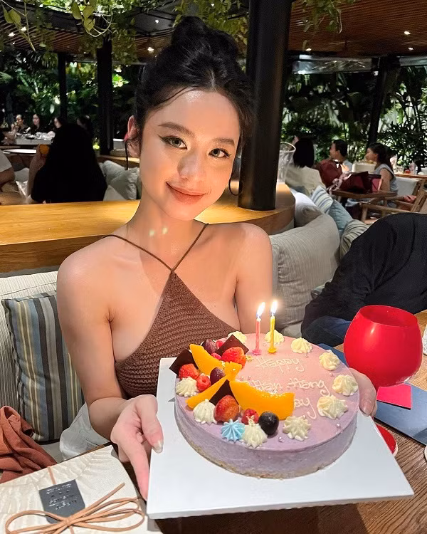 Mới đây, những hình ảnh mới diện bikini, khoe vóc dáng thon thả được hot girl Hàn Hằng đăng tải nhanh chóng nhận được nhiều lượt yêu thích trên trang cá nhân. Dưới phần bình luận, không ít người dành lời khen ngợi cho sắc vóc của cô nàng và nhận xét Hàn Hằng trông ngày càng xinh đẹp và gợi cảm hơn xưa.