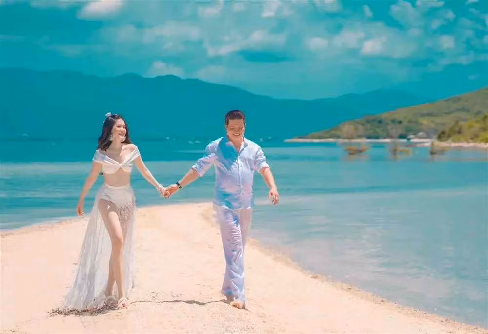 Cách đây ít ngày, trên trang cá nhân, "nữ đại gia" Di Băng cũng từng hé lộ nơi tổ chức lễ kỉ niệm ngày cưới của mình, đó là Đà Lạt.