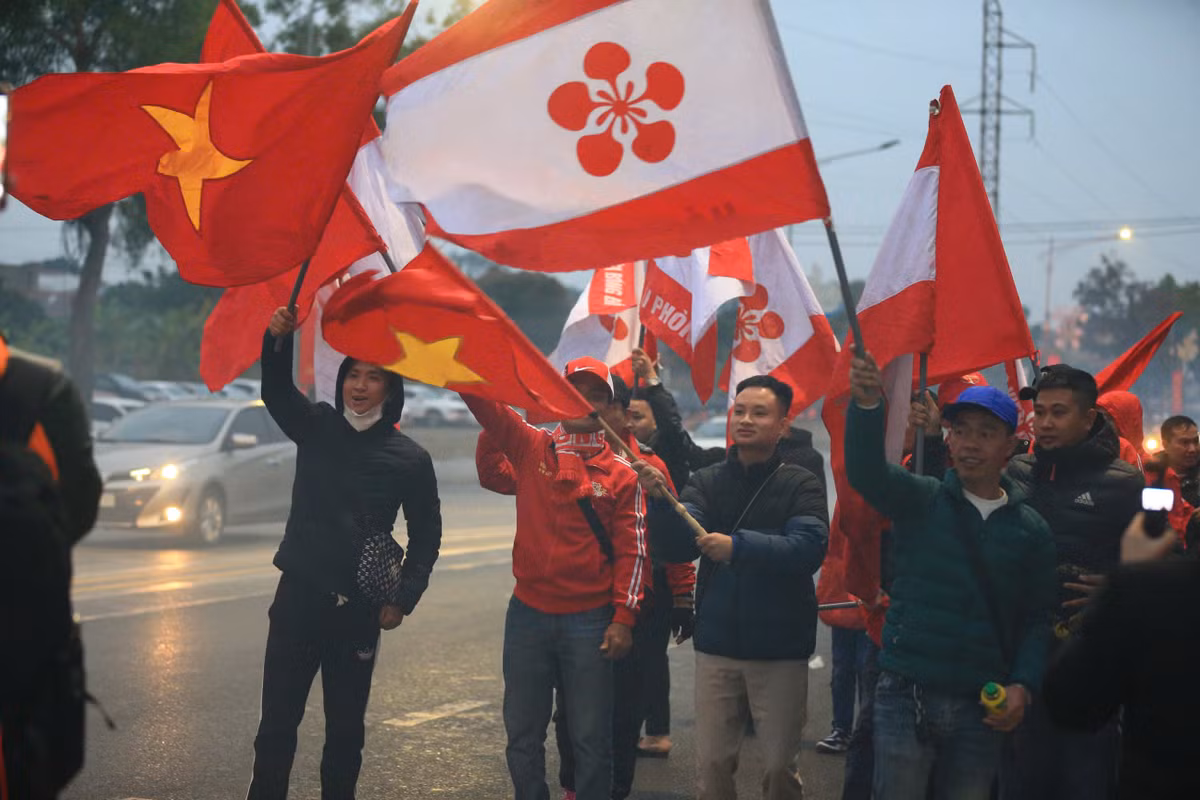 Các CĐV Việt Nam tới với Phú Thọ đều chung một mong muốn đó là 3 điểm cho thầy trò HLV Kim Sang-sik để trả món nợ trong suốt nhiều năm khi đối đầu với Indonesia.