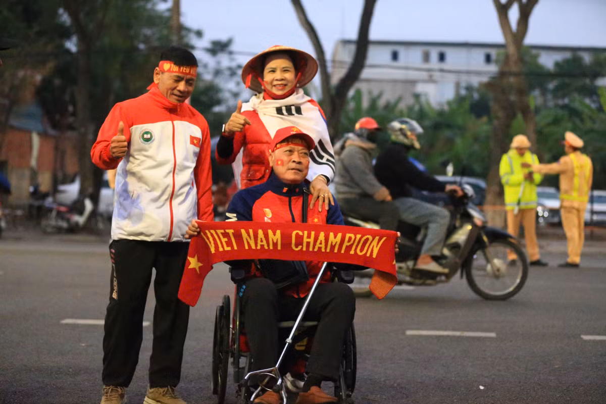 CĐV cao tuổi này đến từ Hà Nội và cùng với gia đình đến cổ vũ ĐT Việt Nam từ rất sớm.