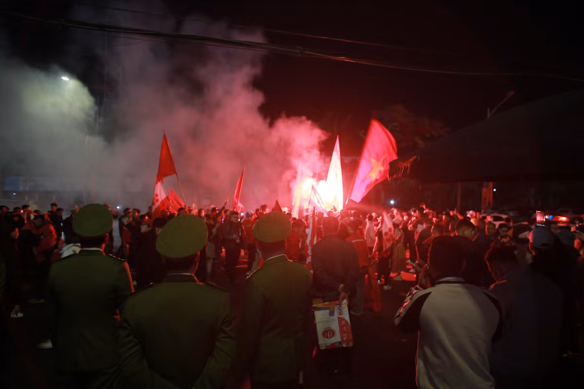 Nhóm CĐV đốt pháo sáng, hâm nóng trước trận đấu ĐT Việt Nam đấu Indonesia.