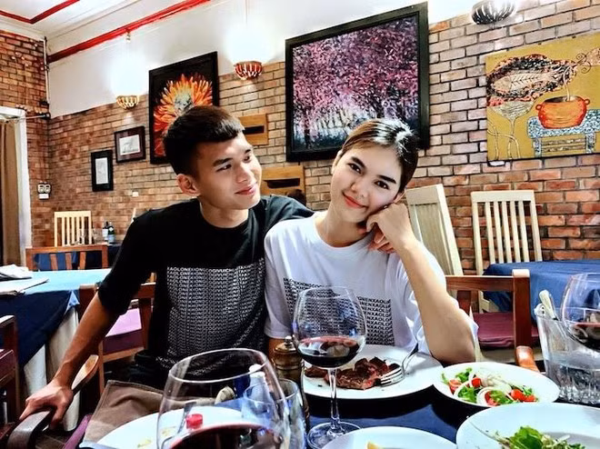 Không ít những khoảnh khắc của Ngọc Trinh và Quang Vinh khiến nhiều người phải ghen tị ra mặt khi quá ngọt ngào.