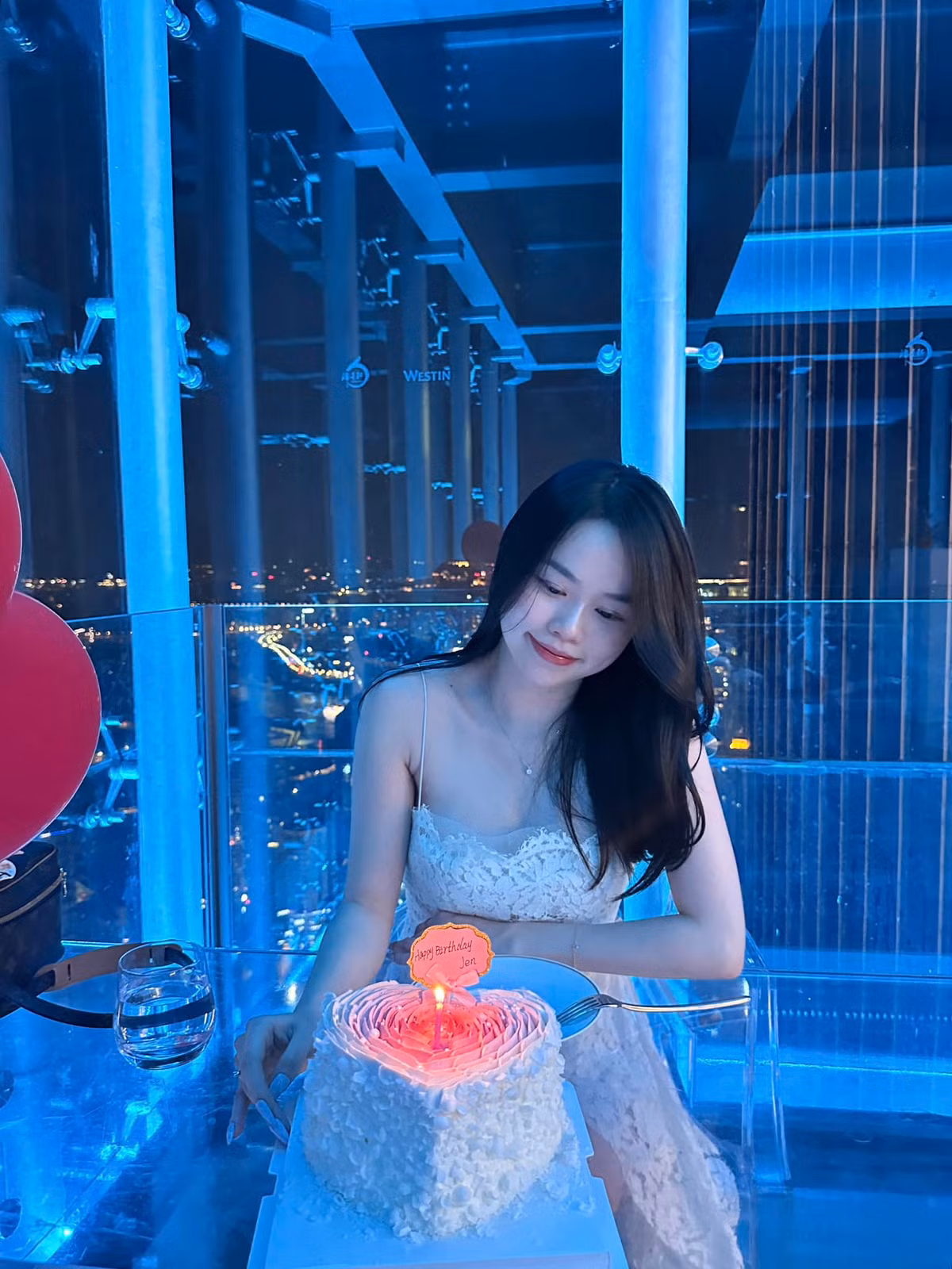 Huỳnh Anh thi thoảng chia sẻ những khoảnh khắc diện đồ khoe vóc dáng nóng bỏng.