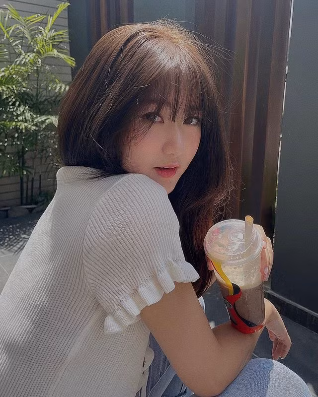 Bên cạnh đó, nhan sắc của cô bạn gái Hà My cũng gây chú ý bởi chemistry ngọt ngào, nhan sắc quá đẹp đôi.