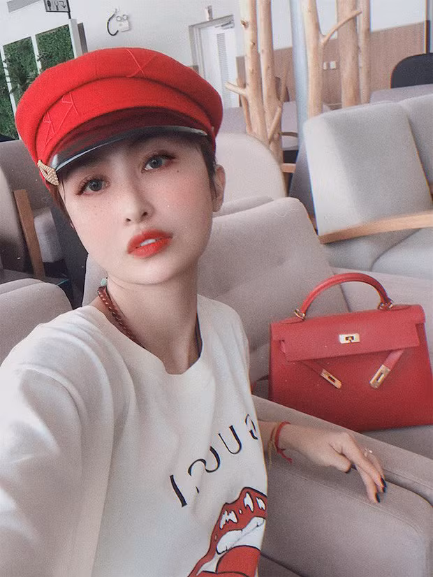 Thả "nhẹ" một chiếc ảnh trong phòng tập, Mina Phạm tranh thủ khoe trọn vóc dáng "chuẩn mười" với làn da trắng muốt, 3 vòng gợi cảm cùng gương mặt xinh xắn, trẻ trung của mình.