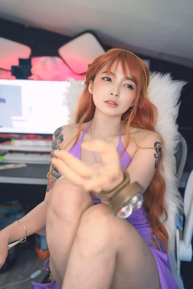 Với vẻ đẹp quyến rũ và vóc dáng nuột nà, Kazumi đã khiến fan hâm mộ phải "ngã ngửa" trước màn biến hình quá đỗi xuất sắc này.