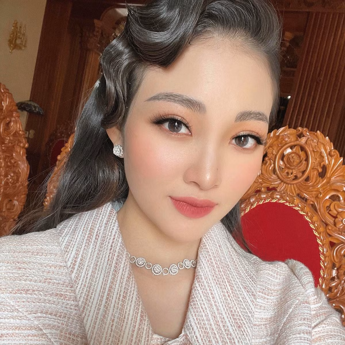 Đây không phải lần đầu tiên Thu Hương làm mọi người sửng sốt với cuộc sống đủ đầy lại được chồng yêu chiều nhất mực.