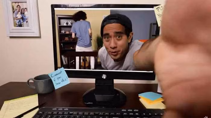 Đoạn clip “để đời” của Zach King quay lại cảnh anh chàng làm ảo thuật lừa người dùng. Với yếu tố hài hước và bất ngờ, cũng như lấy cảm hứng từ thế giới phù thủy Harry Potter huyền thoại ai ai cũng quen thuộc.