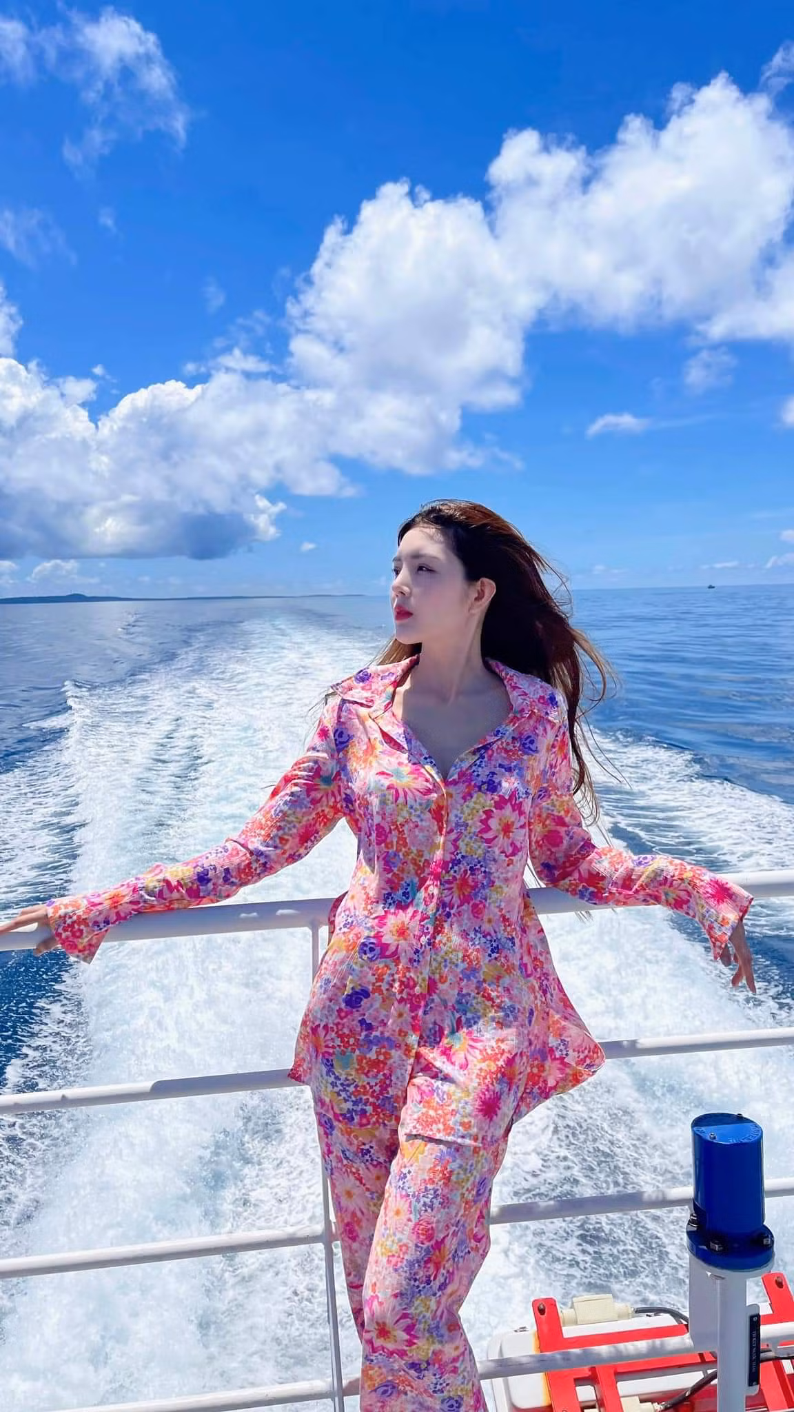 Lily thừa nhận điều này mang đến cho mình nhiều cơ hội mới trong sự nghiệp nhưng cũng đối diện với không ít lời xì xào, bàn tán từ dư lận.