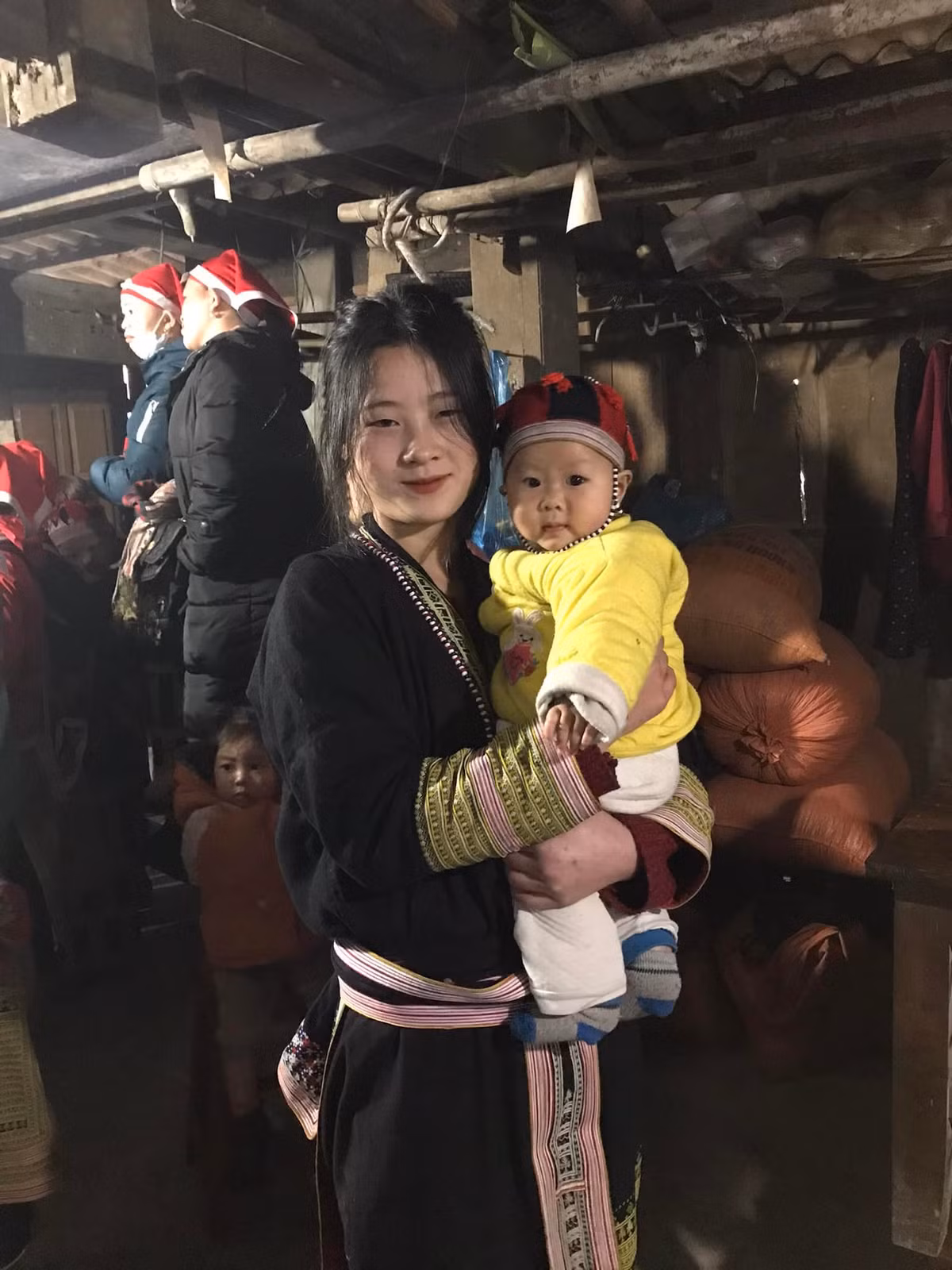 Như cho biết thêm, thường thì các bé gái người Dao Đỏ sẽ được theo chị, theo mẹ học thêu khăn, may áo từ nhỏ. Và các bộ trang phục truyền thống sẽ luôn có sắc đỏ chủ đạo để tạo nên nét riêng biệt.
