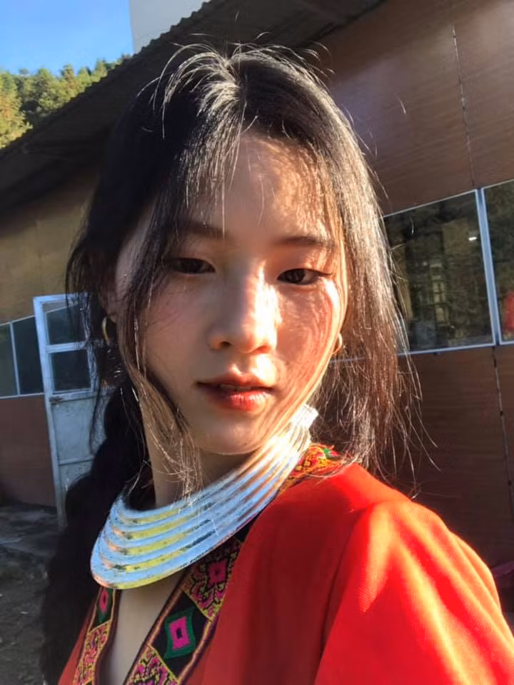 Xuất hiện trong các đoạn clip trên trang TikTok cá nhân, Như gây ấn tượng bởi vẻ đẹp trong trẻo, cuốn hút, mái tóc đen dài đặc trưng của các thiếu nữ miền sơn cước.