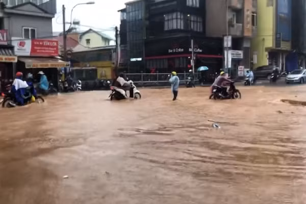 Giai đoạn nửa cuối năm là thời điểm Đà Lạt có mưa nhiều nhất. Tuy nhiên tháng 7 được xem là bắt đầu mùa mưa đỉnh điểm ở địa điểm du lịch này và thời gian tới tình hình mưa bão có thể dai dẳng hơn nhiều.
